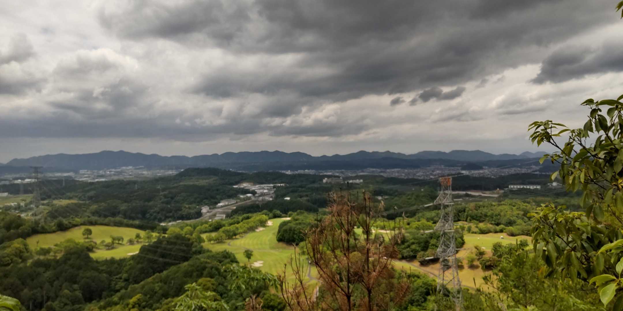 ゴルフ場も見えまくり。