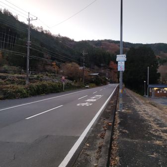 では出発します　右へ　しばらくロードです