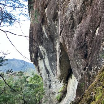 逆バンク岩を登り切るッッッ

ビバークするならこの下だよなーとか
そんな事言いながら

で、亀岩どこよ…
すげー道のりキツいんですけど…