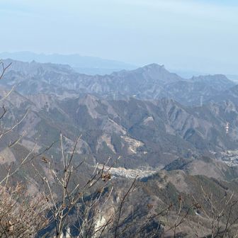 ここから妙義・榛名・赤城の上毛三山が一度にみられるポイントって教えてもらう
黄砂のせいで霞んで赤城が肉眼で微かに見える程度💦