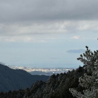 右奥の白いのが伊吹山🥹
