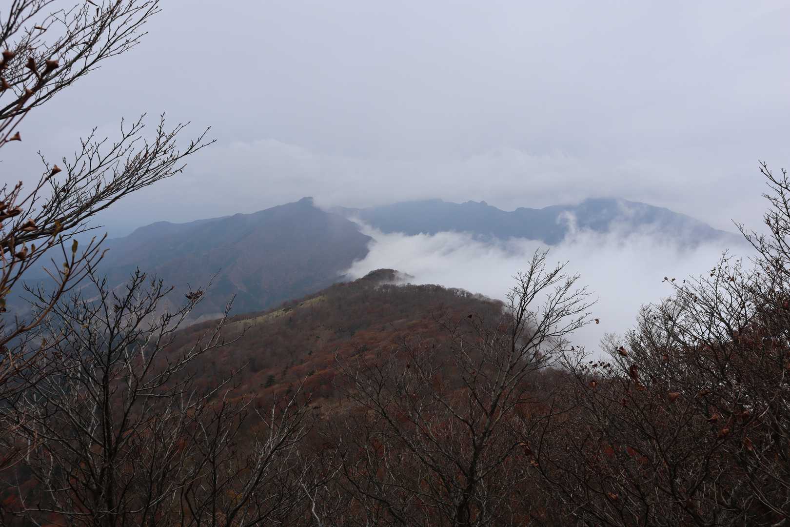 尾平トンネルから古祖母方面は尾根筋からガスが湧き上がっていた