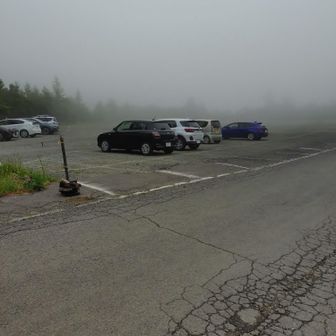 駐車場から曇っています。道の反対側にも駐車場あります。
