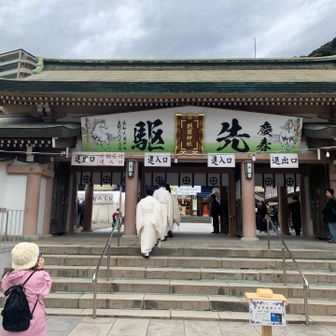 神主さんたちについていきましょう。ぞろぞろ。