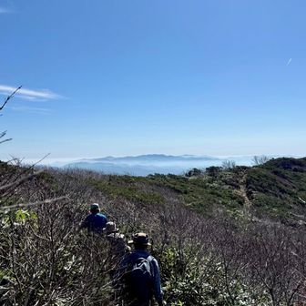 今度は南峰へ向かって、栗駒山と焼石岳⛰️