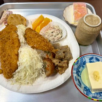 乾燥室に全てをぶち込んだら…夜ご飯でーす♪
ボリューミー😳
五色ヶ原この日は6名しかいないので和気藹々🫶
スタッフさんのホスピタリティも素晴らしくお食事も最高でした🏠