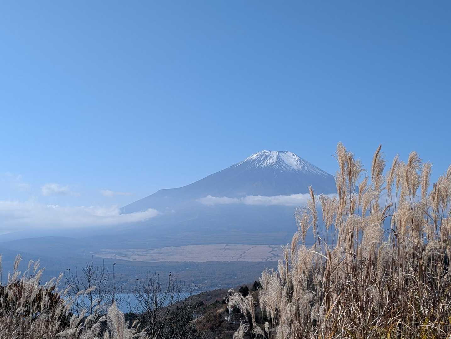 石割山 | 割れた巨岩を御神体とするパワースポットから、間近に富士山を望む稜線への写真