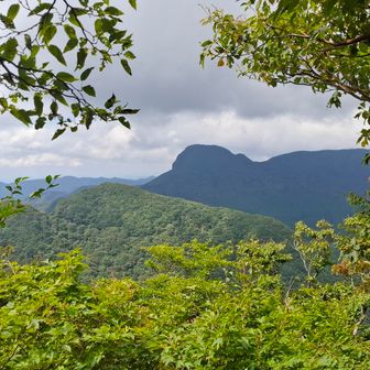 多良岳山頂から経ガ岳⛰️方面を眺める👀