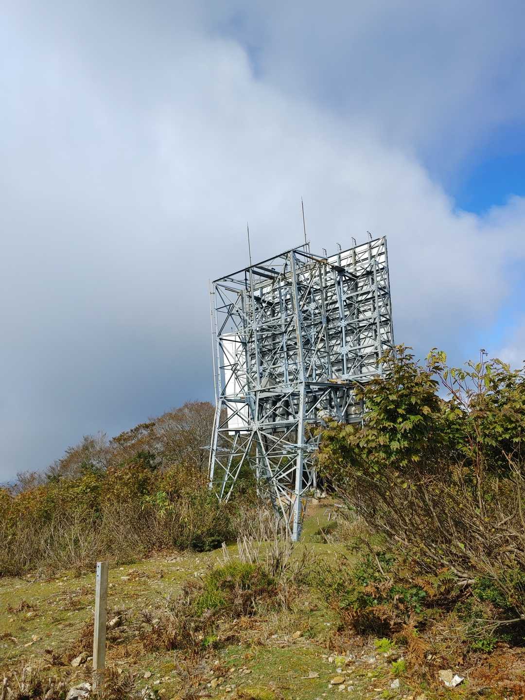 山頂。反射板