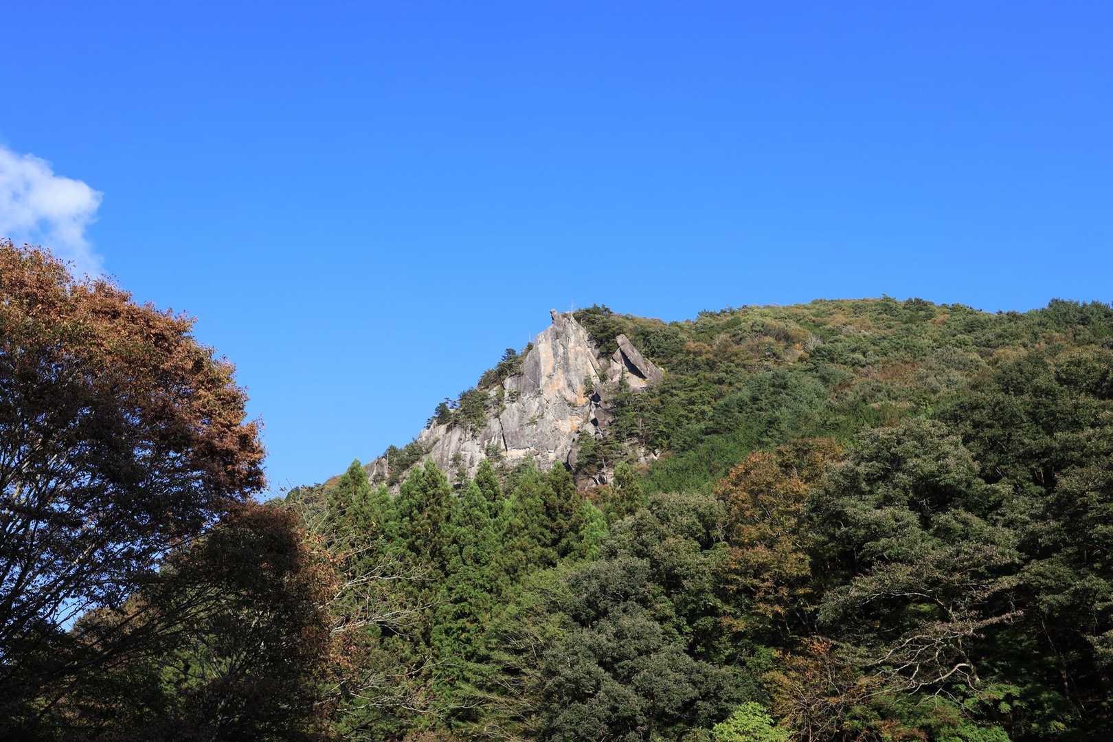 太刀岡山 | スタートから大急登、コンパクトでも登りごたえ抜群のドラマチックな山の写真
