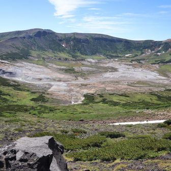 山の隆起と自然の境目がリアルに感じられる御鉢