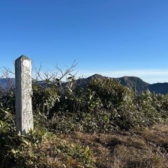爆風の中がんばって登って大障子の頭💪