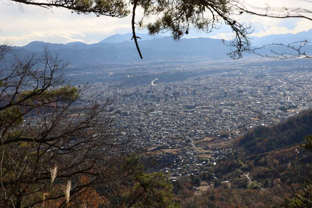 展望の先に甲府市街