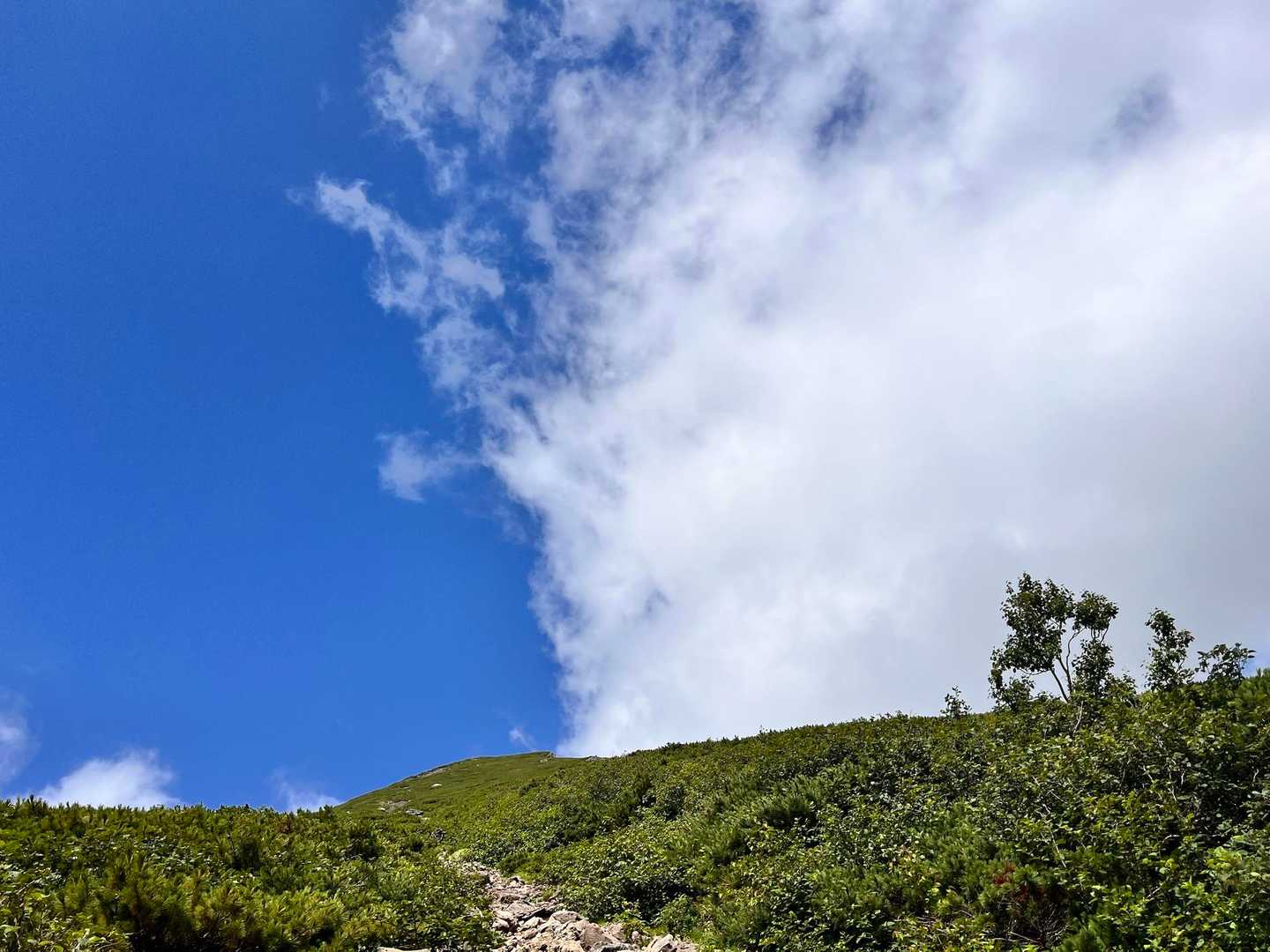 降り始めると晴れる山頂
あるある