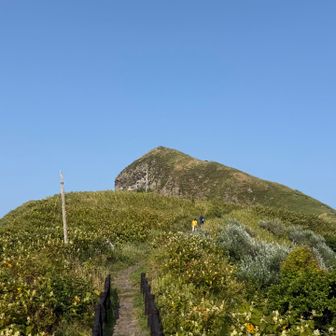 これから登るペシ岬展望台(灯台山)