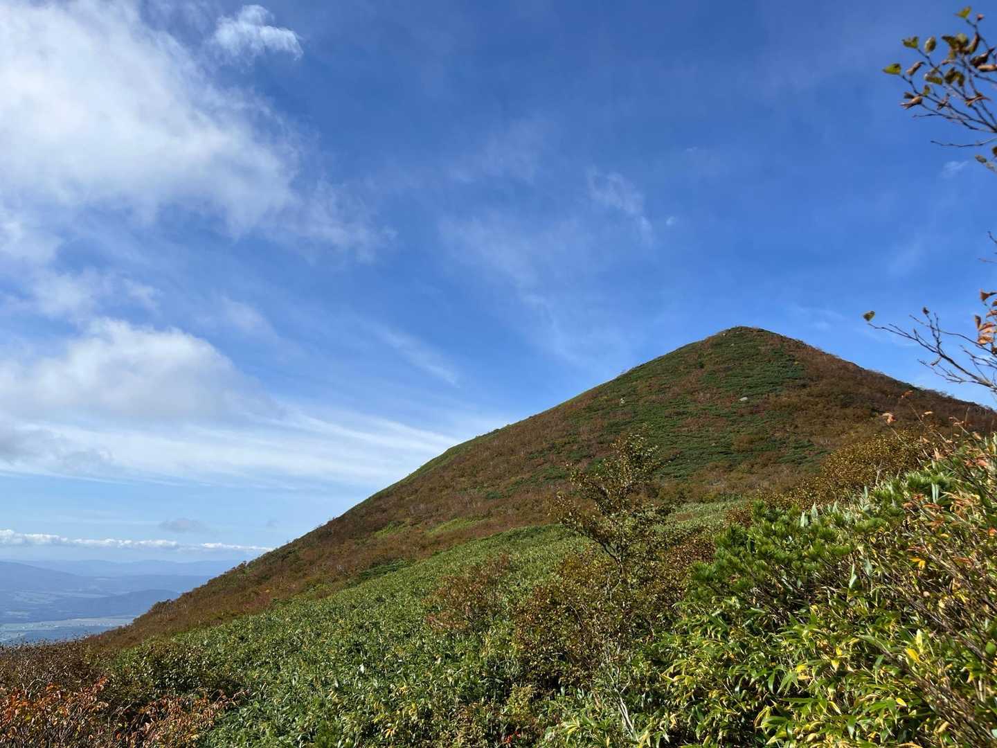 シャクナゲ岳を望む