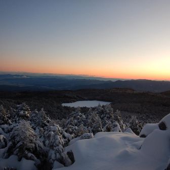 白駒池も白く凍って