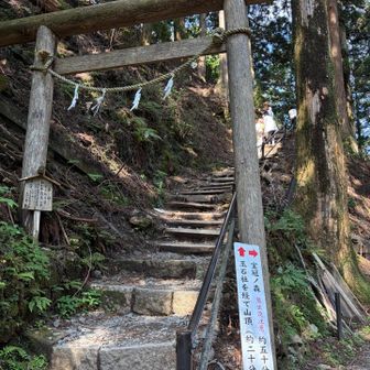 左に…
今日は玉石社へ向かう人は多かった。