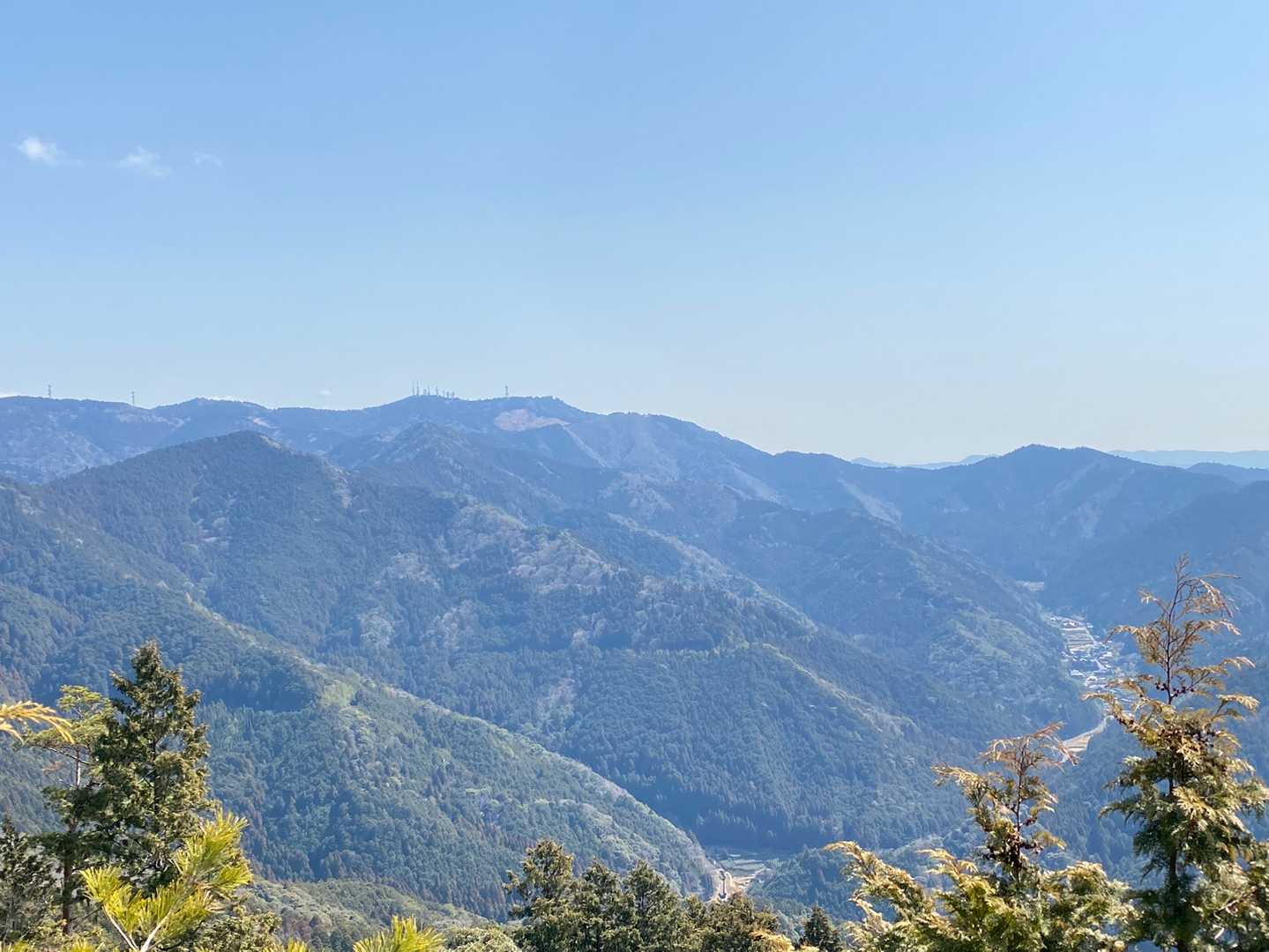 風頭山山頂付近
岩場の展望スポットから望む、本宮山⛰