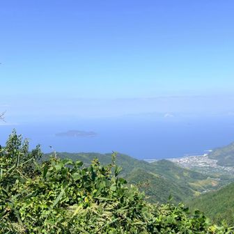 嘉納山から左側に岩国市と麓は久賀の市街地