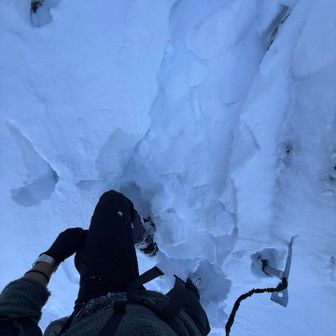 ひょえーー！量が一気に！そして踏んでも流れるサラサラ雪！10歩進むのも一苦労！！
