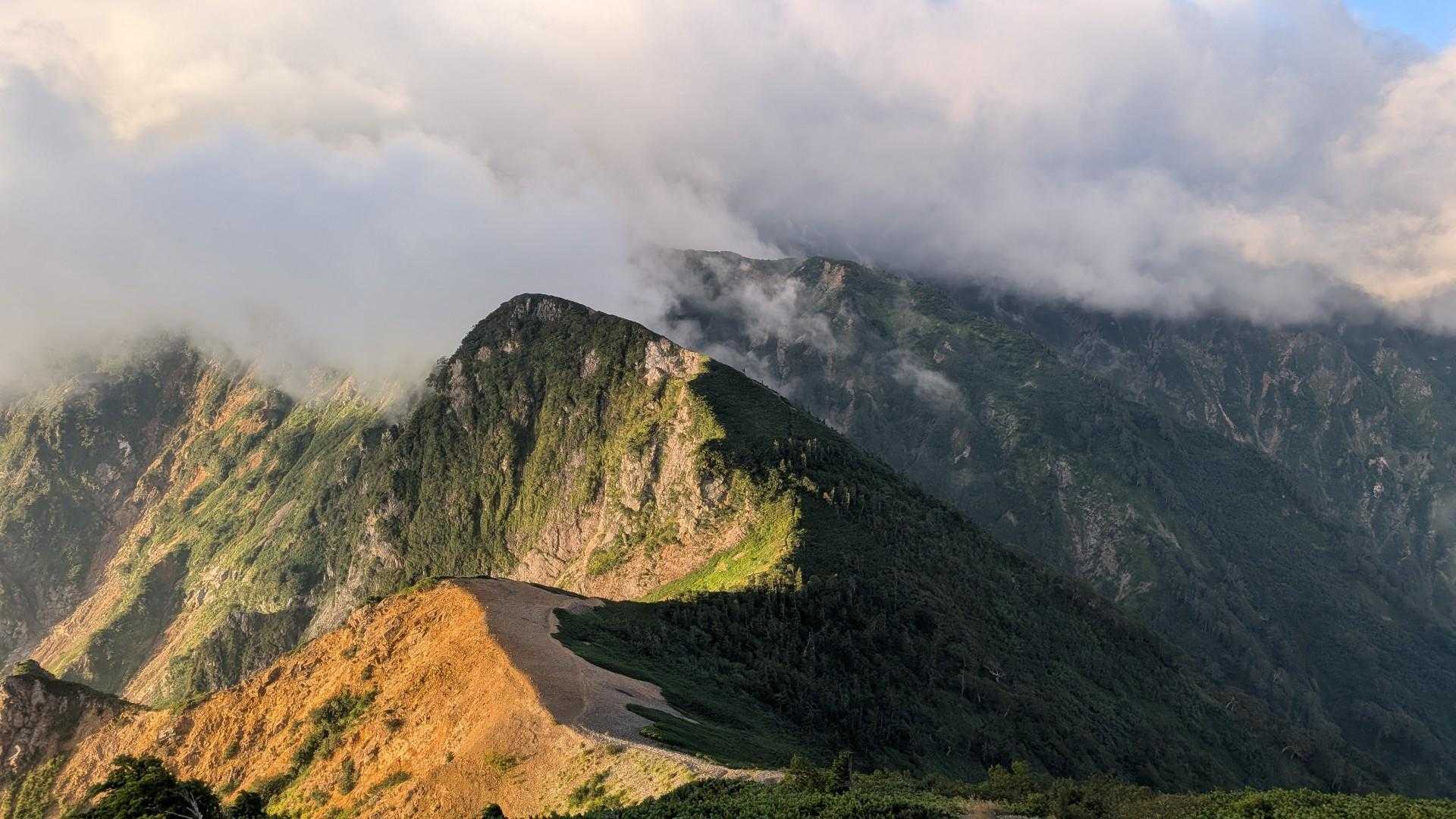 後立山連峰への人気ルート・八方尾根と遠見尾根を歩く展望自慢の縦走路の写真