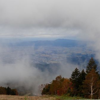 下山途中。リフトの途中でやっと展望ありました。米沢方面。
