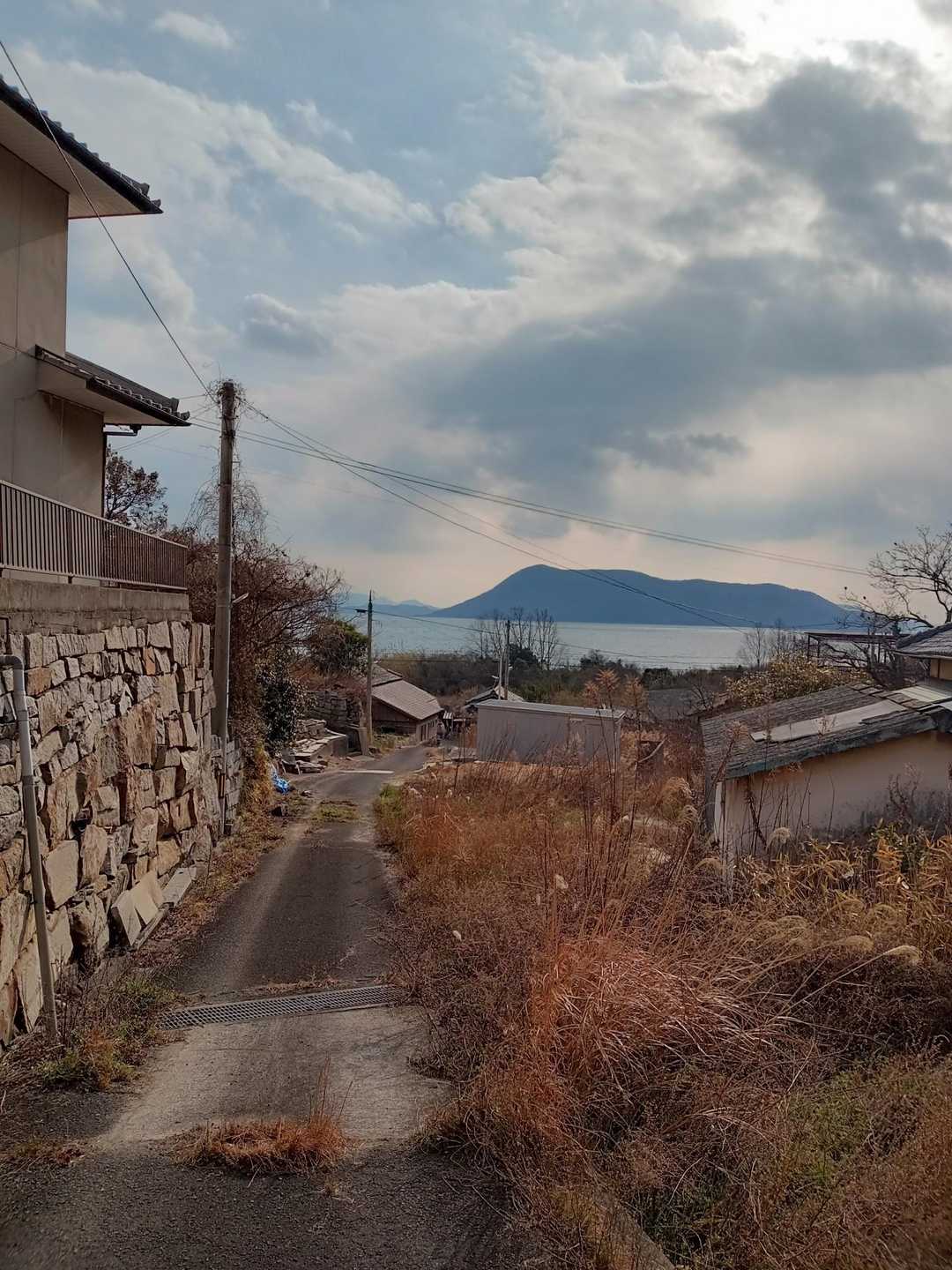 心経山登山口から住宅街へ抜けて
ここからロード歩きでフェリー乗り場まで歩きます🤗