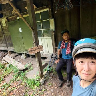 小屋前での自撮りは下山後のお楽しみのため。
キャッチャーはまだ腰痛＆風邪で調子が出ない。