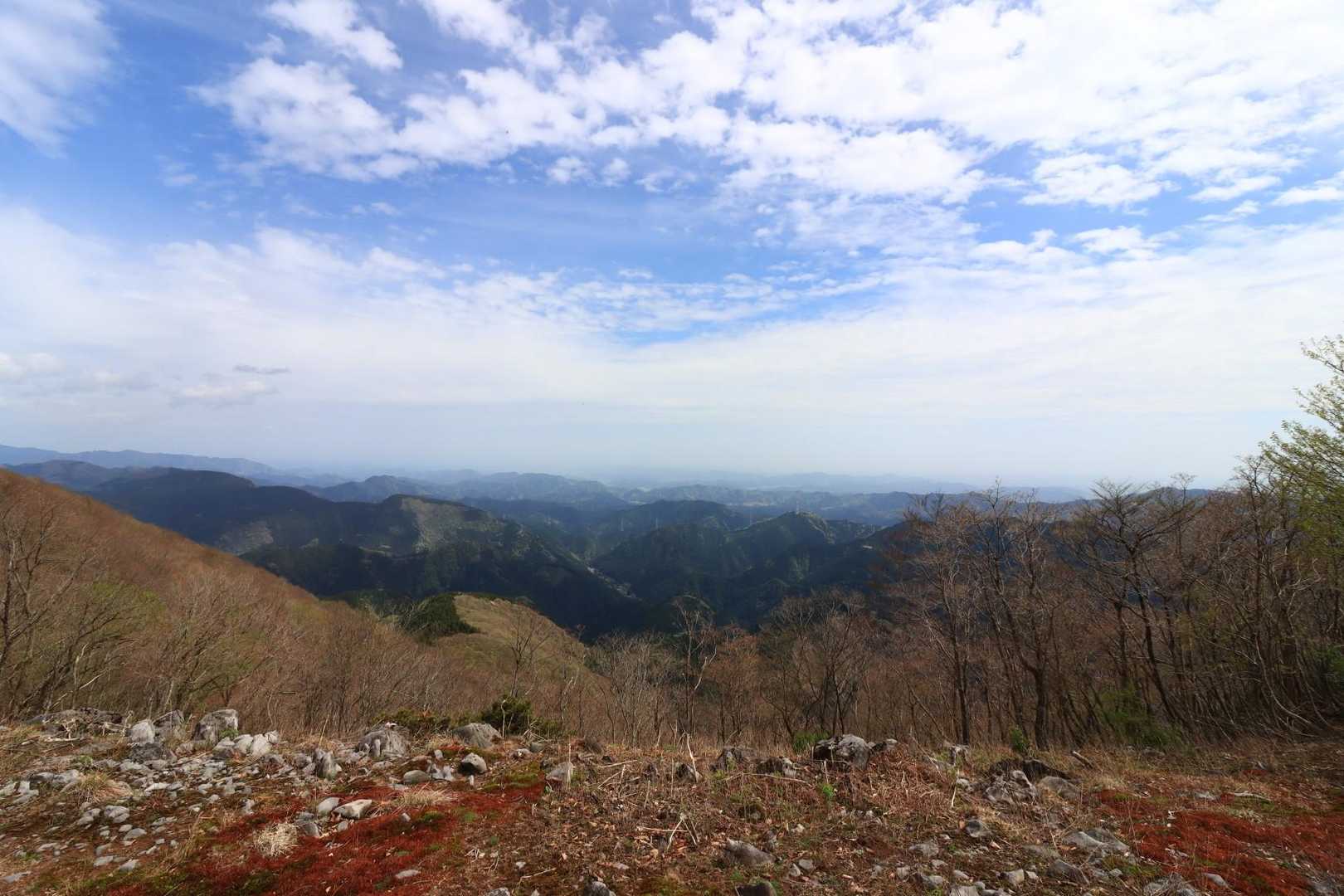 山頂からは絶景でした。急登に苦戦しましたが、報われました。