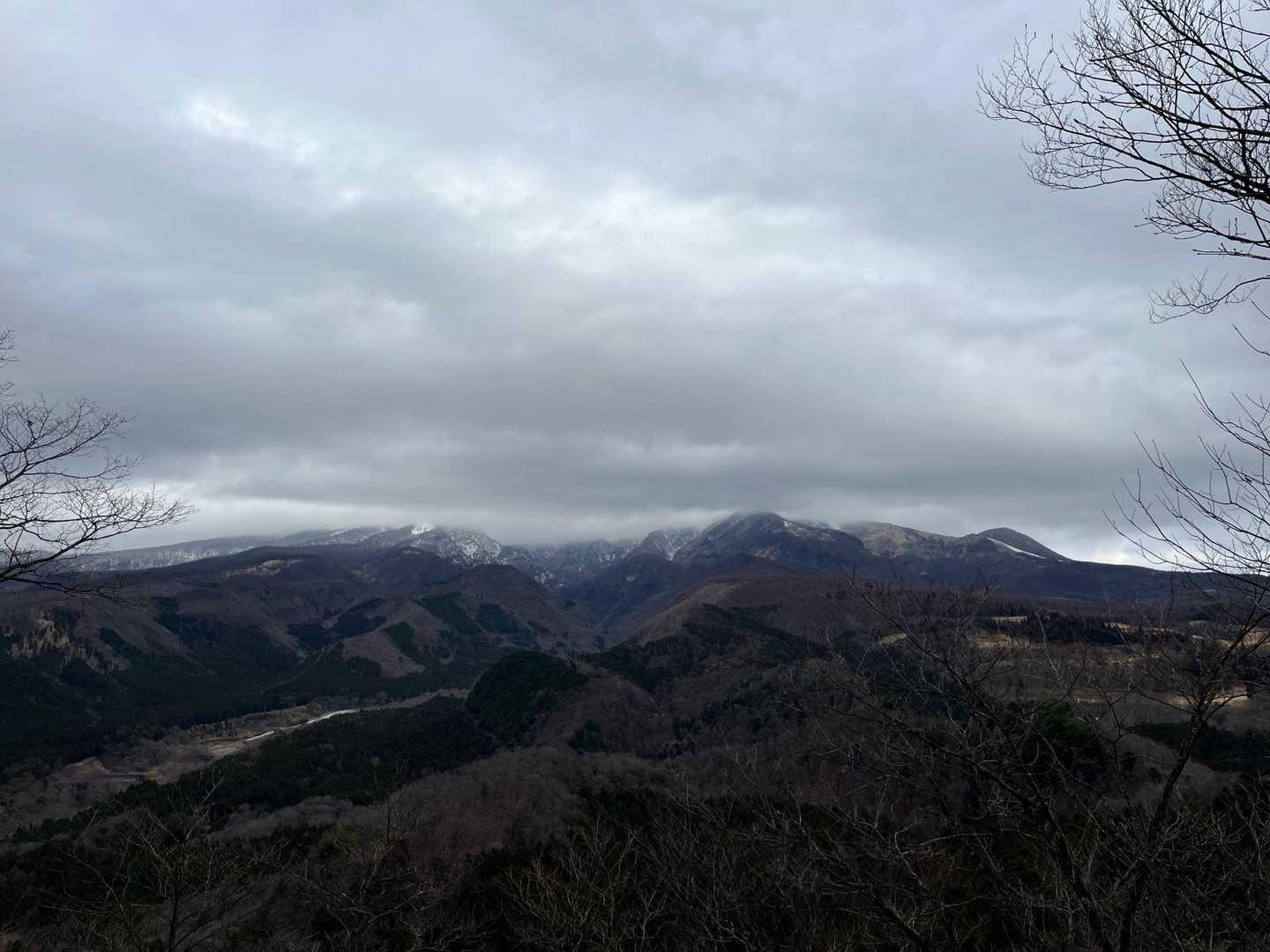 山頂からの女峰山方面、、雪降ってそう。晴れていたら綺麗でしょうね