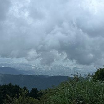 景色少しだけ見えた。まだ余裕かましてる。この後突然の大雨☔️ポツ、ポツ、ポツポツ、から少し時間かけながらザーーーーーー。この時に荷物の一部をビニールに入れて正解。でも全部入れときゃ良かった。ザックカバーって意味ないよね？くらい全部濡れた。