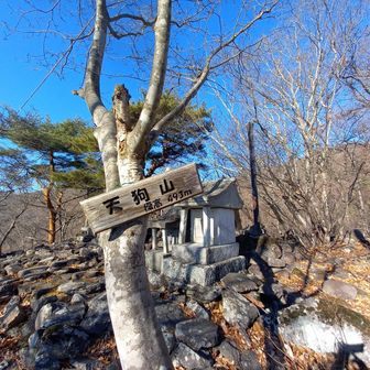 降りては登るを繰り返し最後のピーク「天狗山」は祠や剣に目がとまりました。ザレた急な坂を降りて信玄の隠れ湯♨️湯村温泉街を歩きゴールしました。
富士山🗻を眺め温泉に浸かる至福の一時は信玄公も私と同じ気持ちだったと思いたいです☺️

本日も最後まで読んで頂きありがとうございました🍀