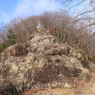 山頂の手前にも 岩の坂