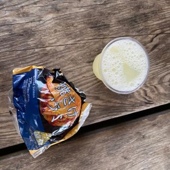 潰れた鮭おにぎり食べてたら日本酒が飲みたくなり…