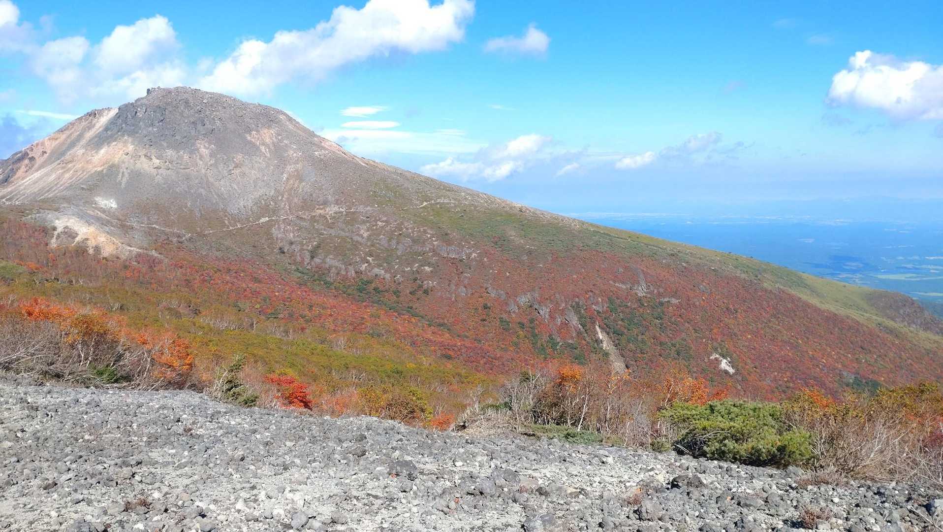 山裾が紅葉していてきれい。