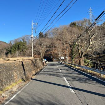 一旦集落のあるところまで下りてきました。
とは言うものの何もないので立野峠を越えて梁川駅に行くしか選択肢はありません😅
