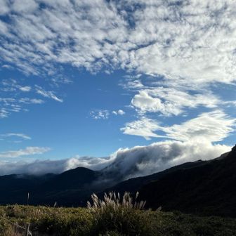 ママさんと牧の戸からスタート▶️
最初の展望台からみる三俣山は白いベールに包まれていました⛰️