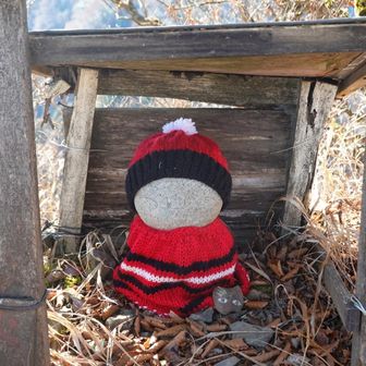 お地蔵さんの足元にはネコ