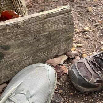 続いて牛尾山〜足元に消えかけのプレートで気付きませんでした〜