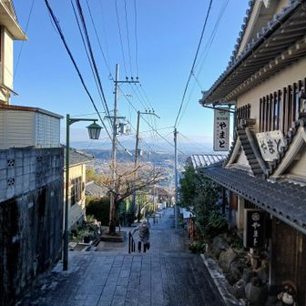 宝山寺駅近くまで登ってきました
朝早くから歩いている人が結構います