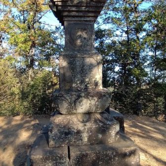 日和田山の山頂には大きな灯篭が鎮座していた