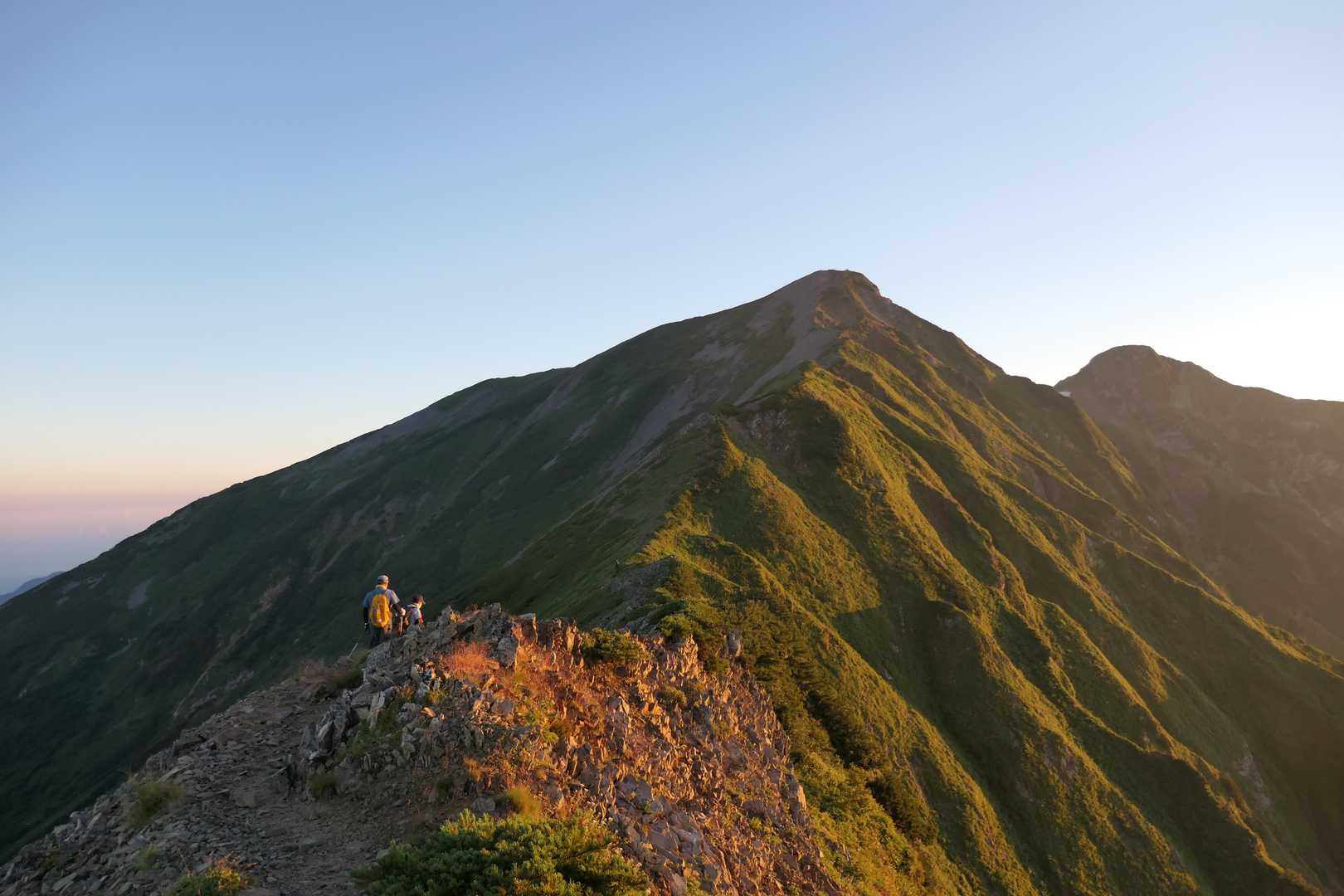 朝焼けに染まる鹿島槍ヶ岳に向けて出発です