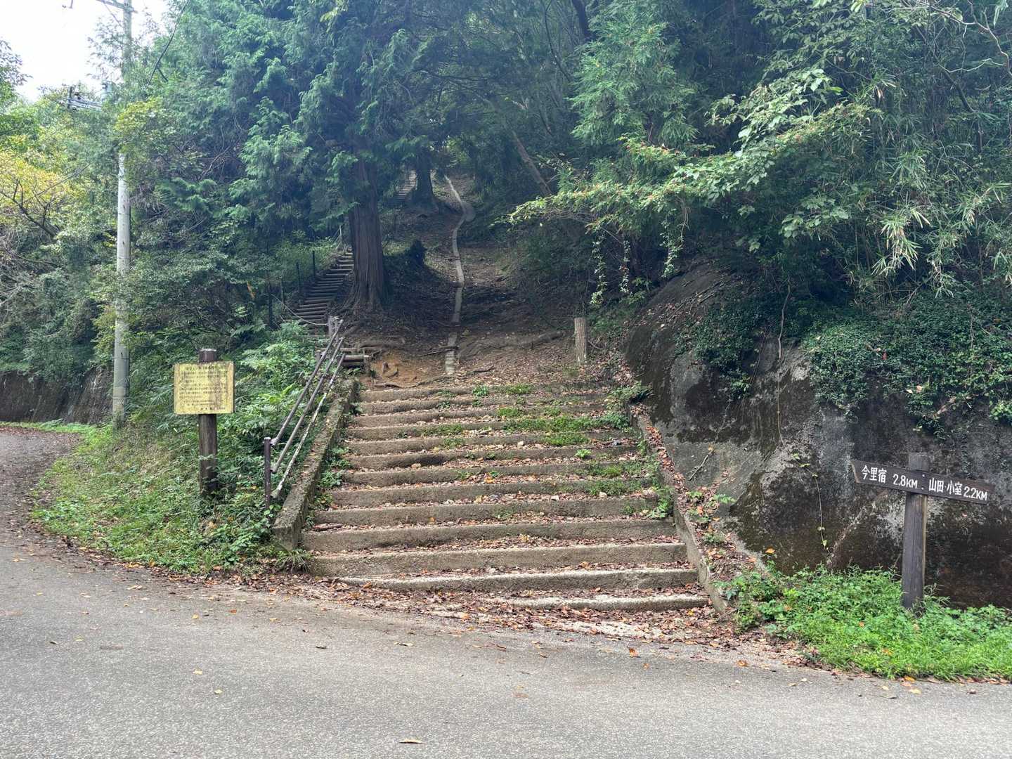 車道を渡ってカラッソ坂