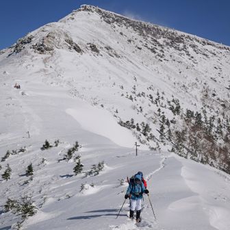 赤岩の頭に登る友人