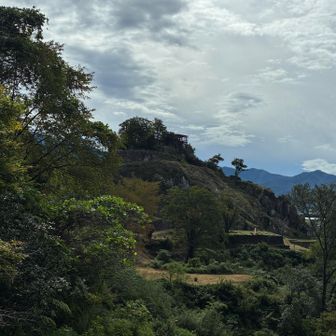 途中の展望台から見た苗木城址