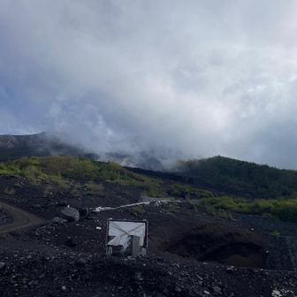 下山途中に六合目あたりから見上げた山頂方面