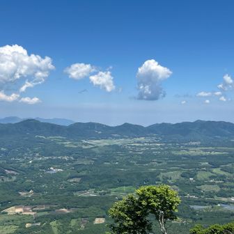 手間の山々は崩平山やながみず山という山らしいです。