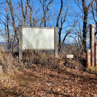 馬頭刈山頂。ベンチでちょっと朝寝