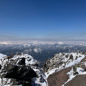 左が至仏山、右が燧ヶ岳、間が、平ヶ岳か？